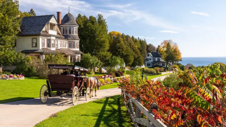 Private carriage tour on Mackinac Island (Photo: Mackinac Island Tourism)