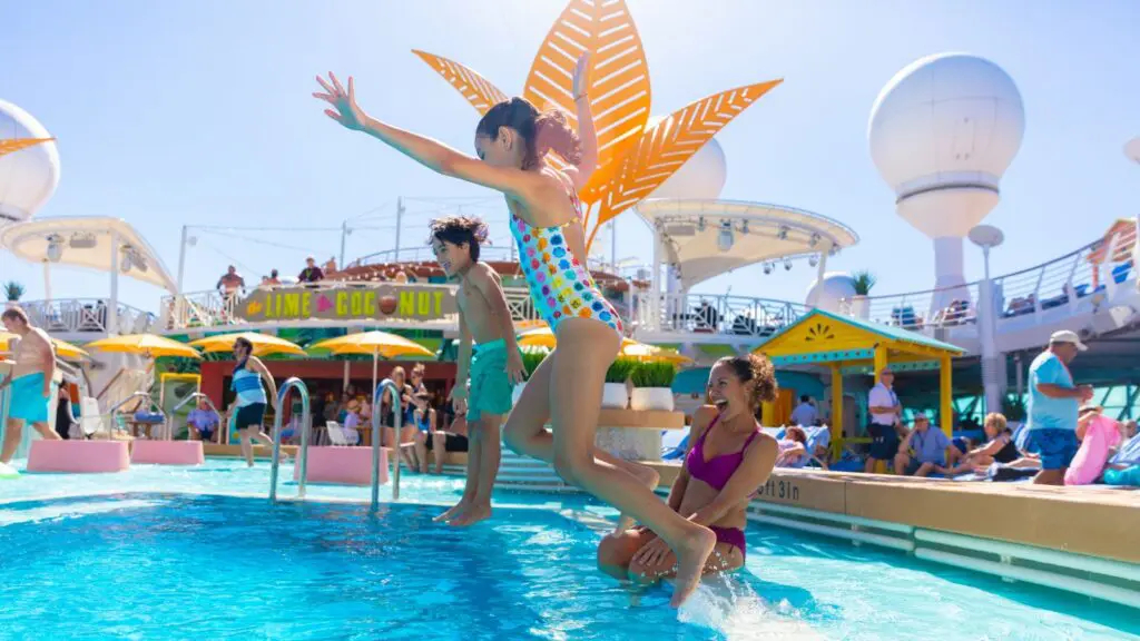 Pool area on Royal Caribbean's Navigator of the Seas (Photo: Royal Caribbean)