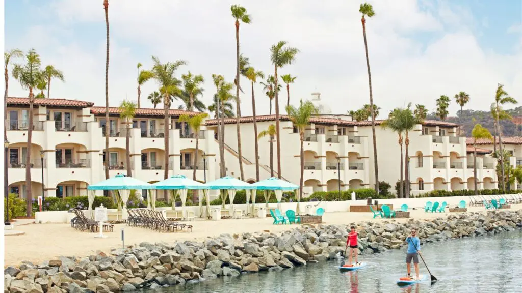 beach and buildings at the Kona Kai San Diego Resort