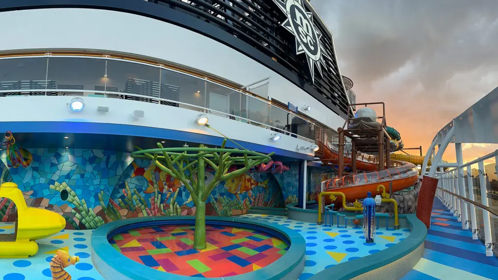 Children's pool with marine characteristics of life inspiration and a slide