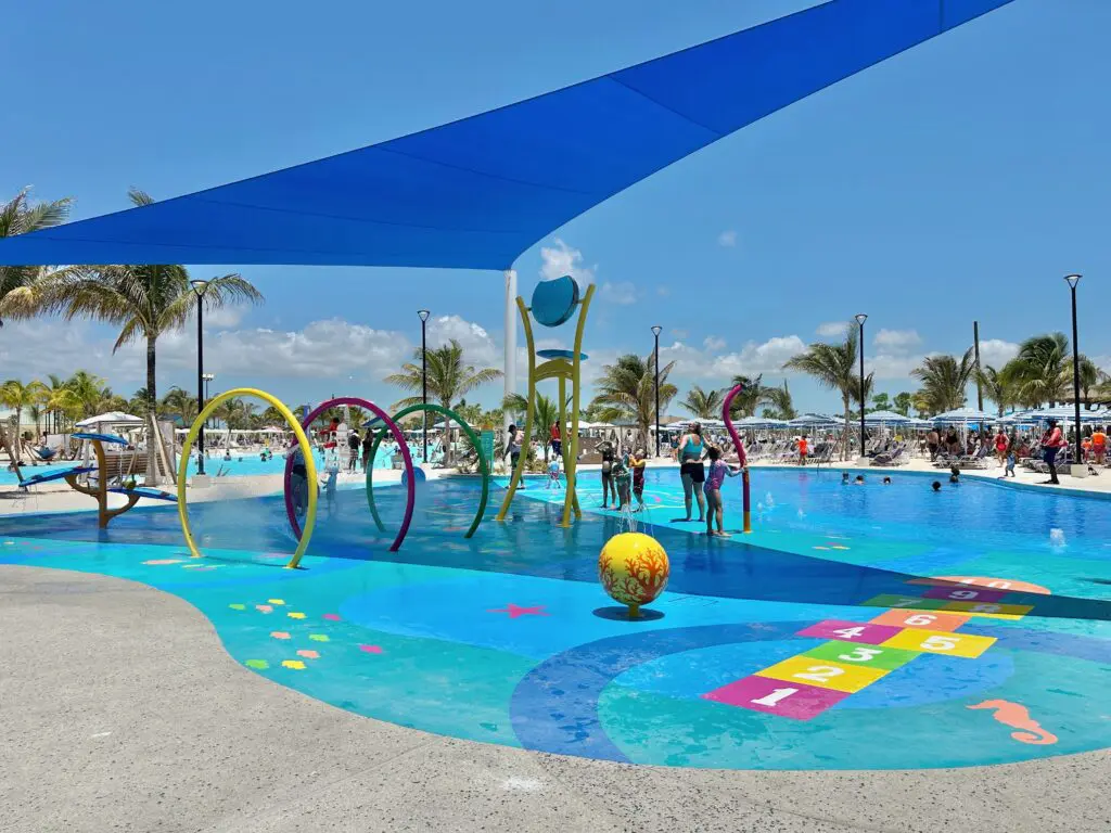 Percikan piring dengan descale untuk air dan naungan untuk anak kecil