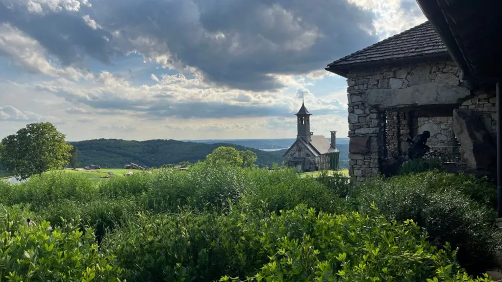 horizon with nature and buildings at Big Cedar Lodge