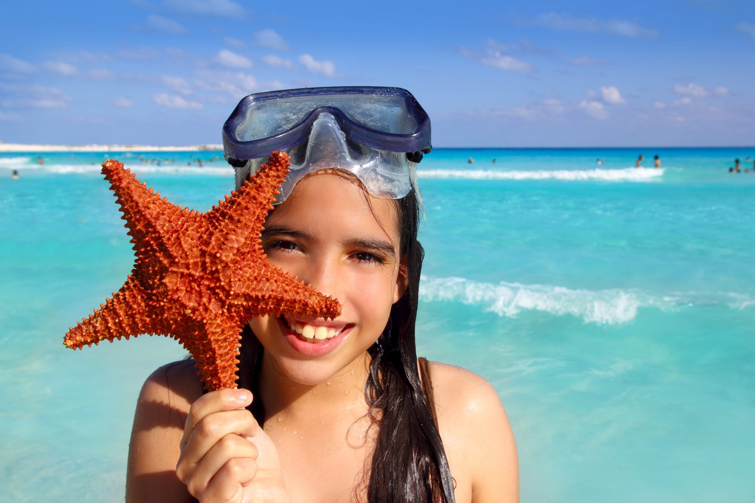 Girl with starfish (Photo: Shutterstock)