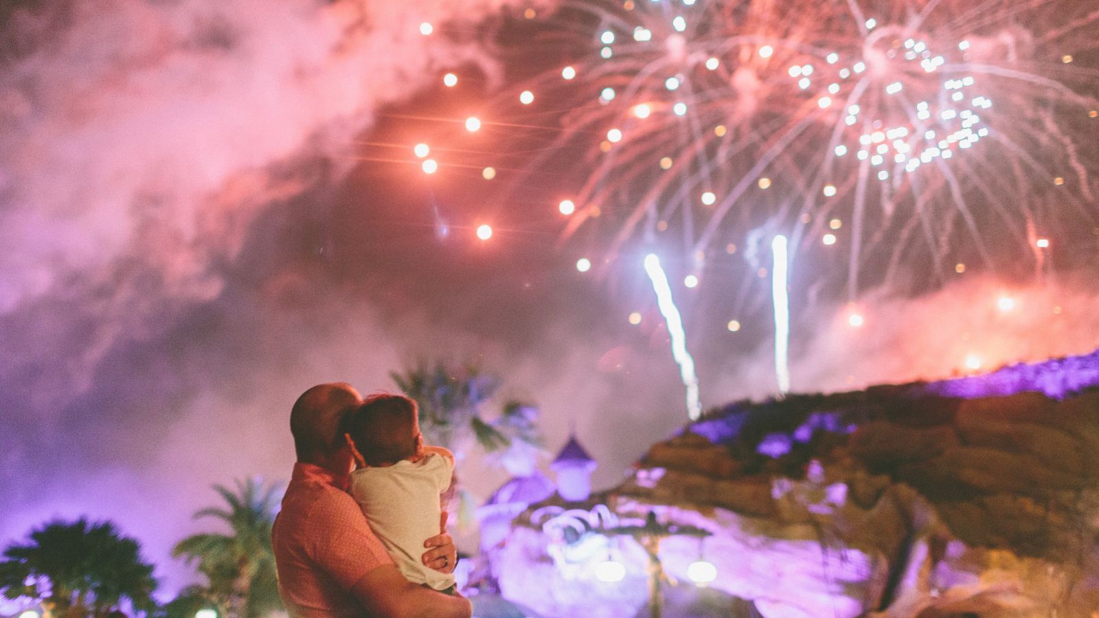 Father and child watching fireworks (Photo: @crystalmariesing via Twenty20)