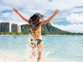 Happy woman on Hawaii Waikiki vacation (Photo: Shutterstock)