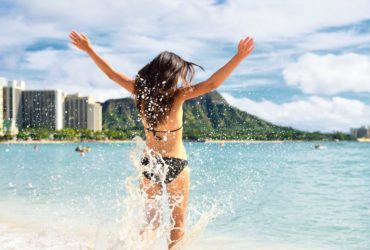 Happy woman on Hawaii Waikiki vacation (Photo: Shutterstock)
