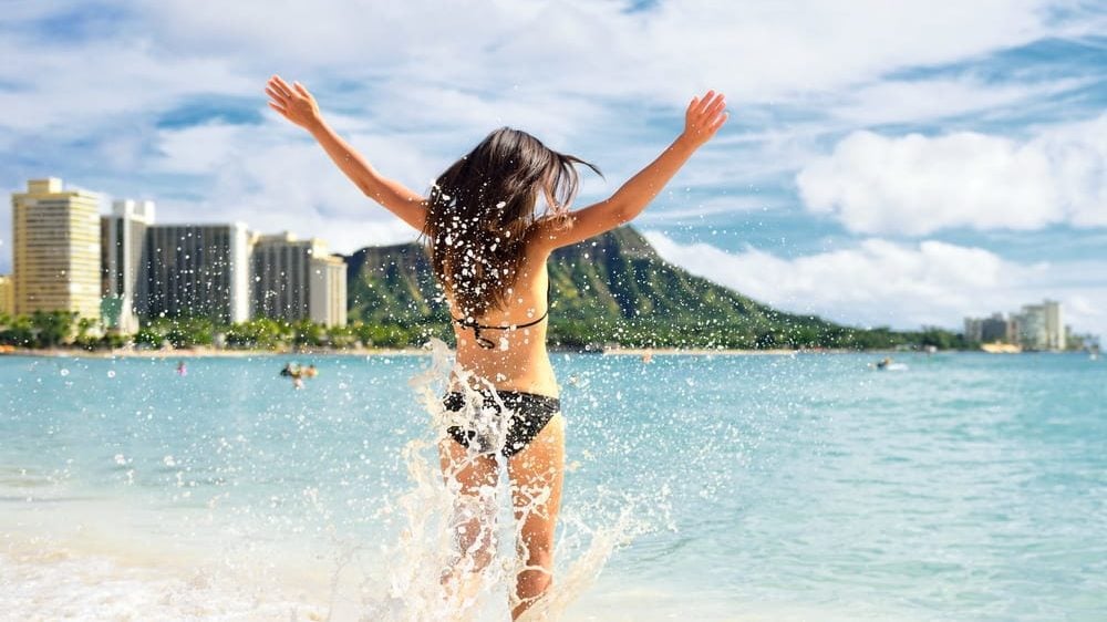 Wanita bahagia di liburan Hawaii Waikiki (Foto: Shutterstock)