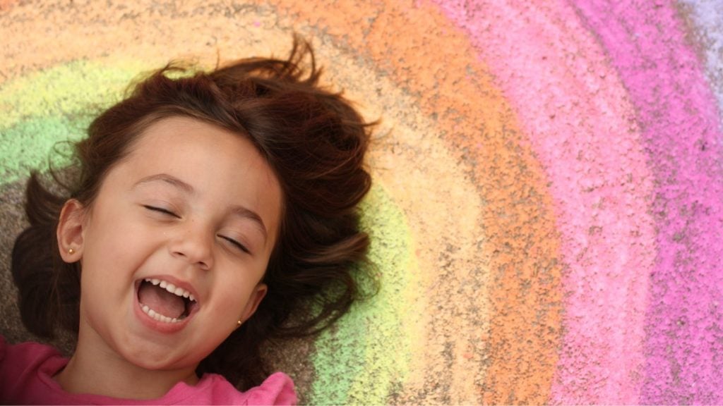 Happy girl and rainbow chalk design (Photo: @dandottaviano via Twenty20)