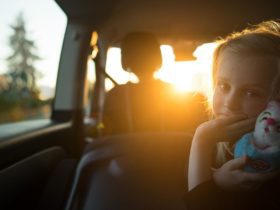 Little girl in the back seat of a car (Photo: @tuikanov via Twenty20)