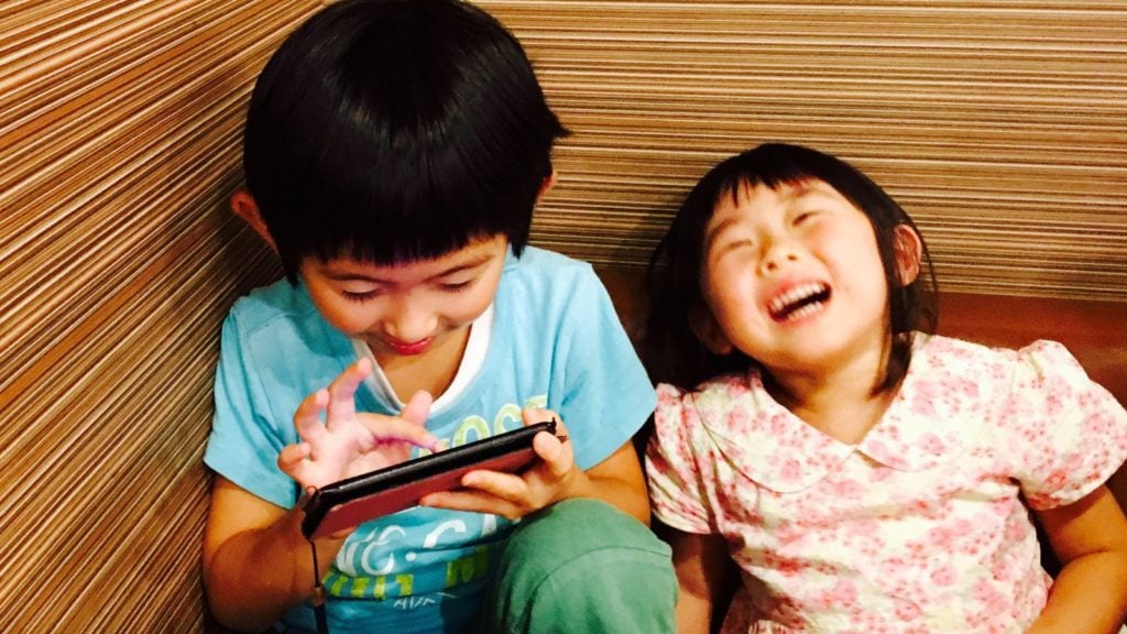 Siblings laughing together (Photo: @kayonokami via Twenty20)