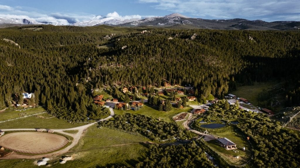 pemandangan udara Paradise Guest Ranch, salah satu peternakan keluarga terbaik di Amerika