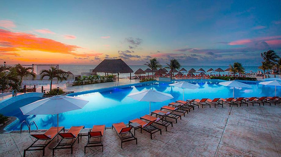 Poolside at Moon Palace Cancun (Photo: Moon Palace)