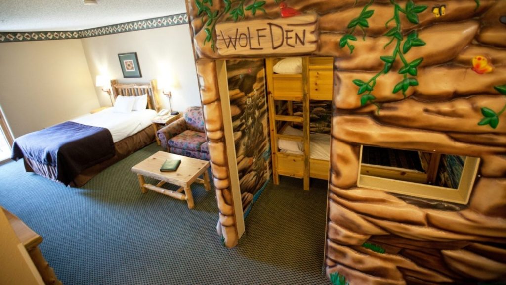 Themed Wolf Den Suite with Bunk Beds (Photo: Great Wolf Lodge)