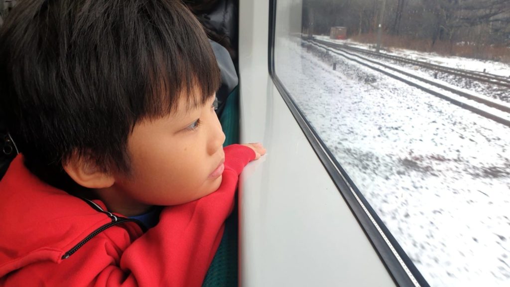 Little boy looking out a train window (Photo: @TYLim via Twenty20)