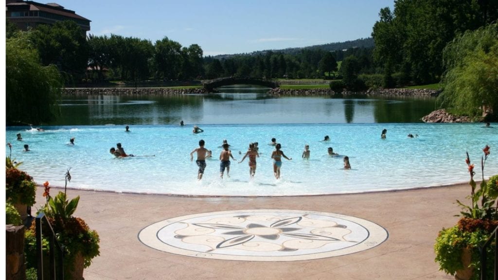 Gaudeix de la piscina exterior infinita climatitzada de 11.000 peus quadrats (Foto: Broadmoor Images)
