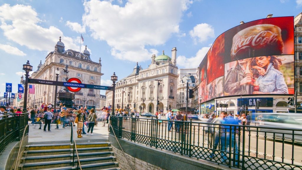 Tampilan sudut lebar Piccadilly Circus di West End London (Foto: Shutterstock)