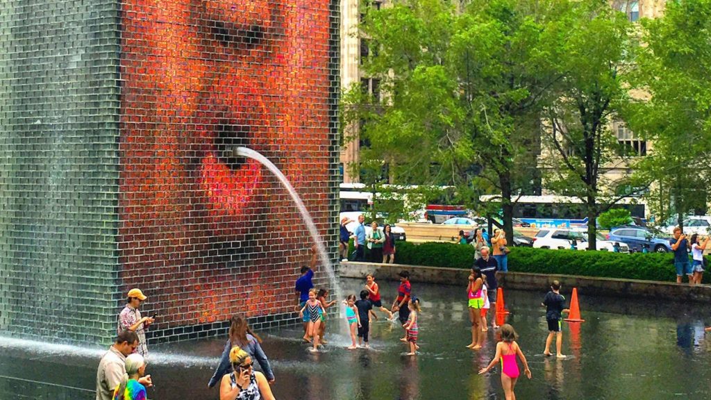 Kids splashing in Chicago (Photo: @ilenebauer via Twenty20)