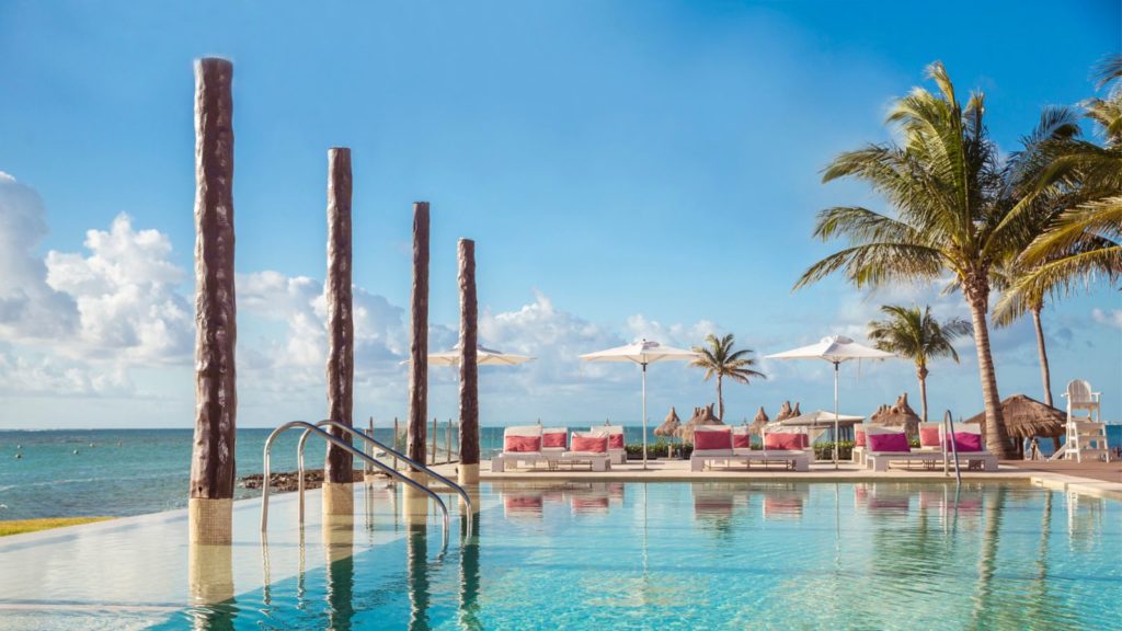 Seaside pool at Club Med Cancun (Photo: Club Med)