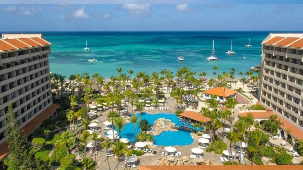 Beach and pool with ocean views at Barcelo Aruba (Photo: Barcelo Aruba)