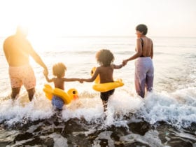 Family having fun on the beach (Photo: Shutterstock)
