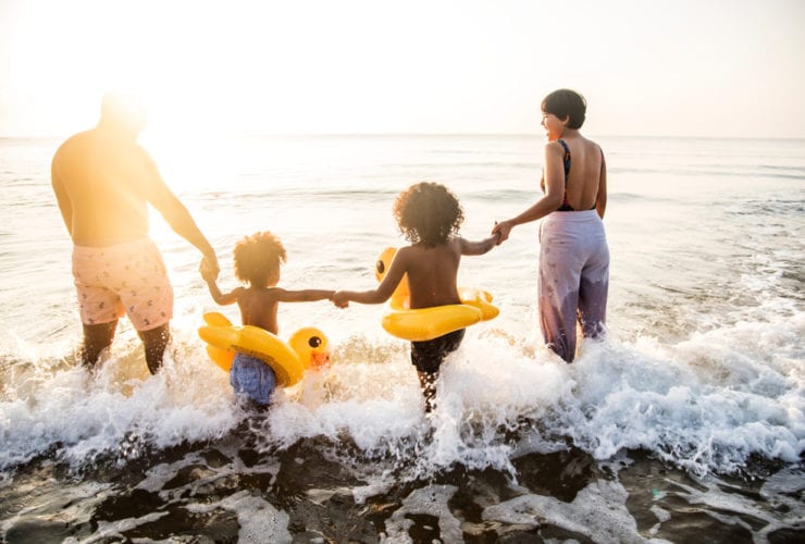 Family having fun on the beach (Photo: Shutterstock)