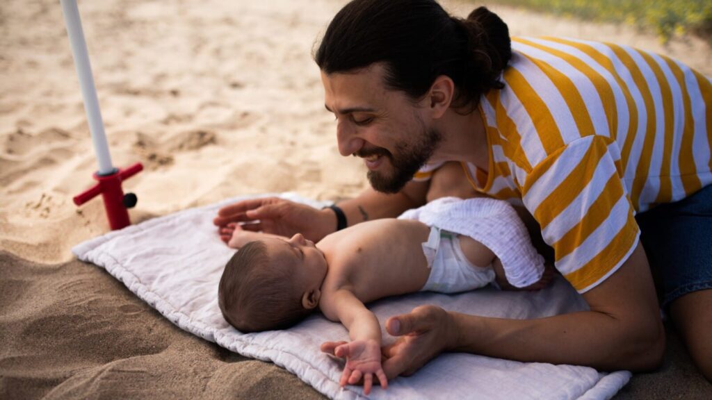 orang tua bermain dengan bayi di pantai: tabir surya bayi terbaik