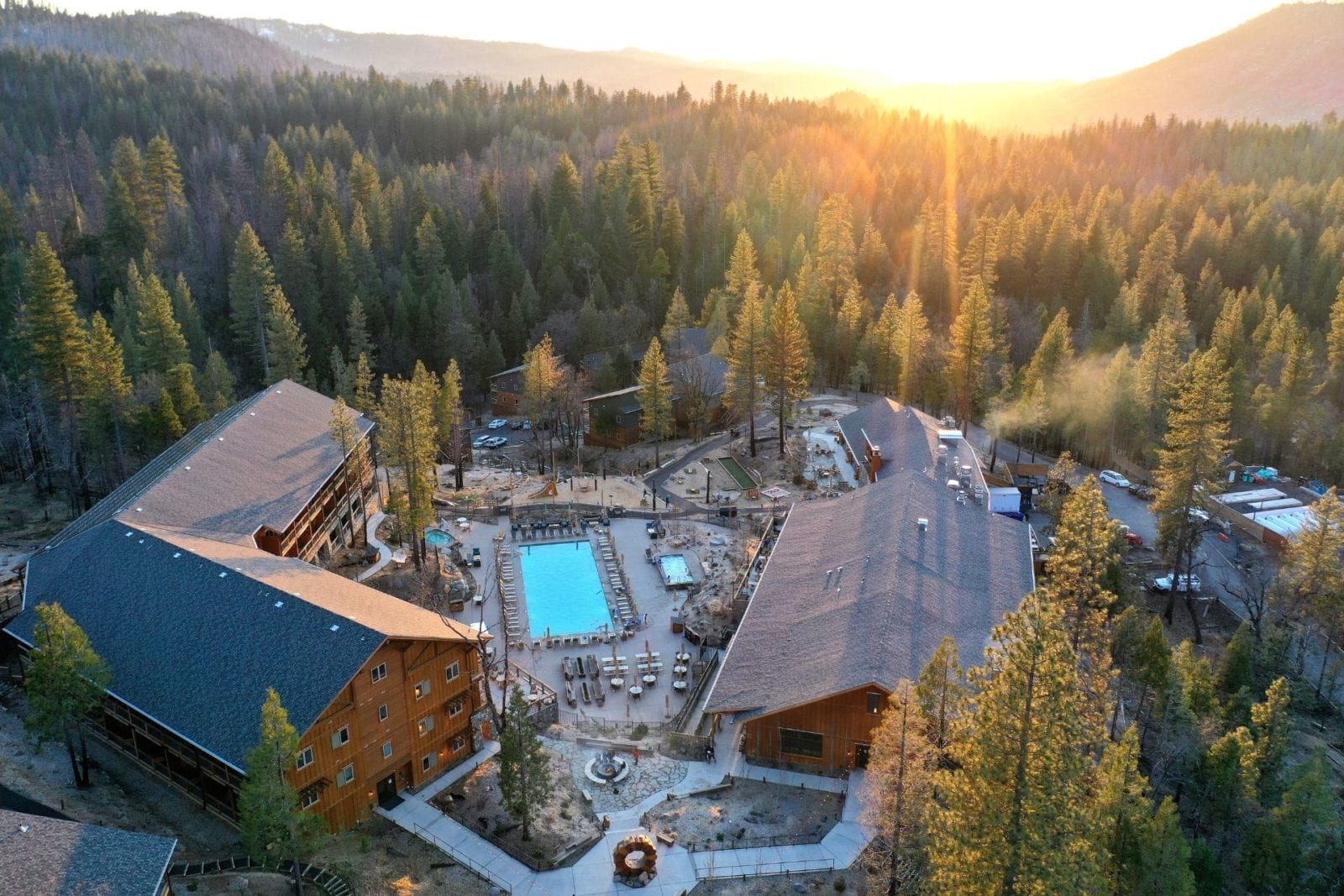Hotels near Yosemite National Park: Rush Creek Lodge Arial View