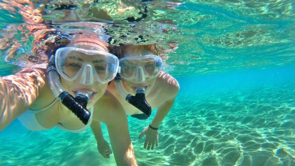 Snorkeling in the crystal clear waters of Hawaii (Photo: @jlrtch92 via Twenty20)