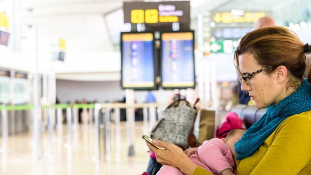 Breastfeeding at the airport (Photo: Shutterstock)