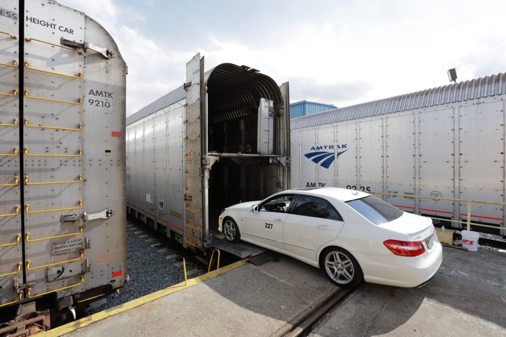 Càrrega de cotxes als transportistes de cotxes de tren automàtic.  El tren automàtic recorre 855 milles entre Sanford, Fla., i Lorton, Virginia, transporta els clients i el seu cotxe (o furgoneta, motocicleta, SUV, vaixell petit, moto d'aigua o un altre vehicle recreatiu) sense parar.