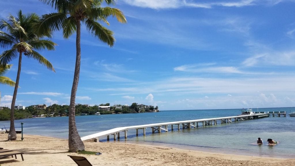 Boardwalk putih panjang di Guanica, Puerto Rico (Foto: Shutterstock)