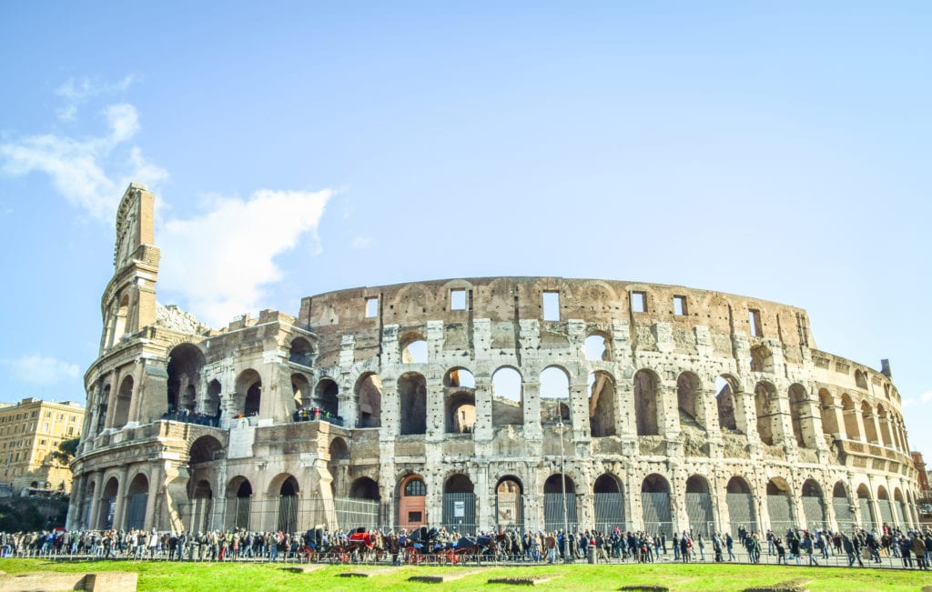 Colosseum di Roma pada siang hari dengan garis melingkari bagian luar.  Coliseum adalah salah satu tempat wisata utama Eropa