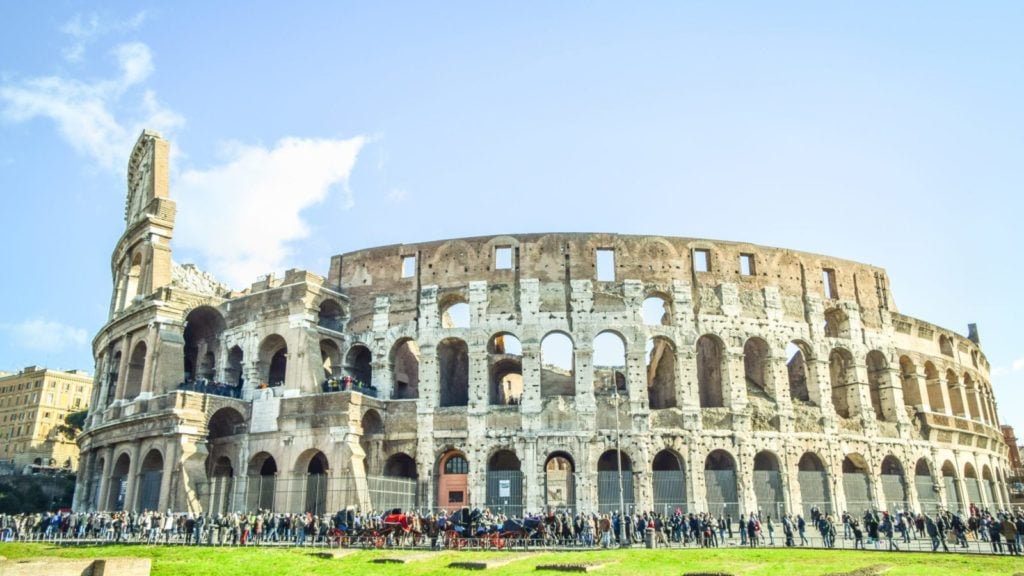 El Coliseu de Roma durant el dia amb una línia que envolta l'exterior.  El Coliseu és una de les principals atraccions turístiques europees
