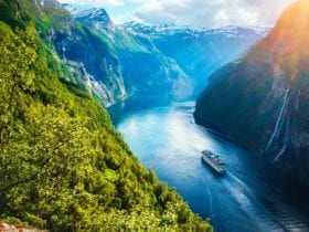 Breathtaking view of Sunnylvsfjorden Fjord with cruise ship in Norway (Photo: Smit / Shutterstock.com)