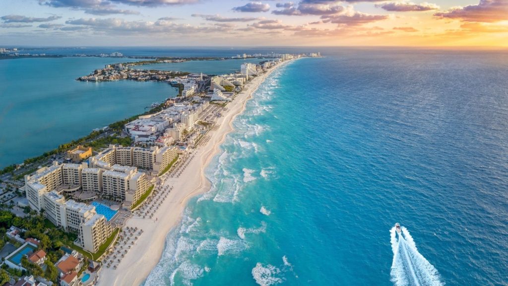 The sun-drenched Cancun coast (Photo: jdross75 via Shutterstock)