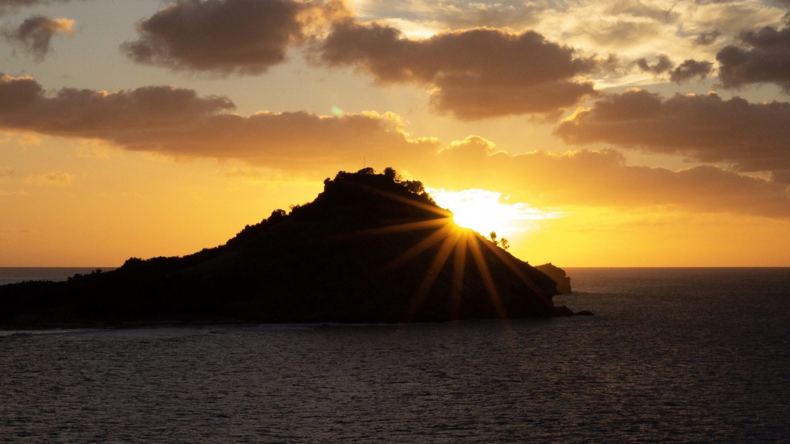 View of Antigua sunset from a sailboat (Photo: @actorbett via Twenty20)