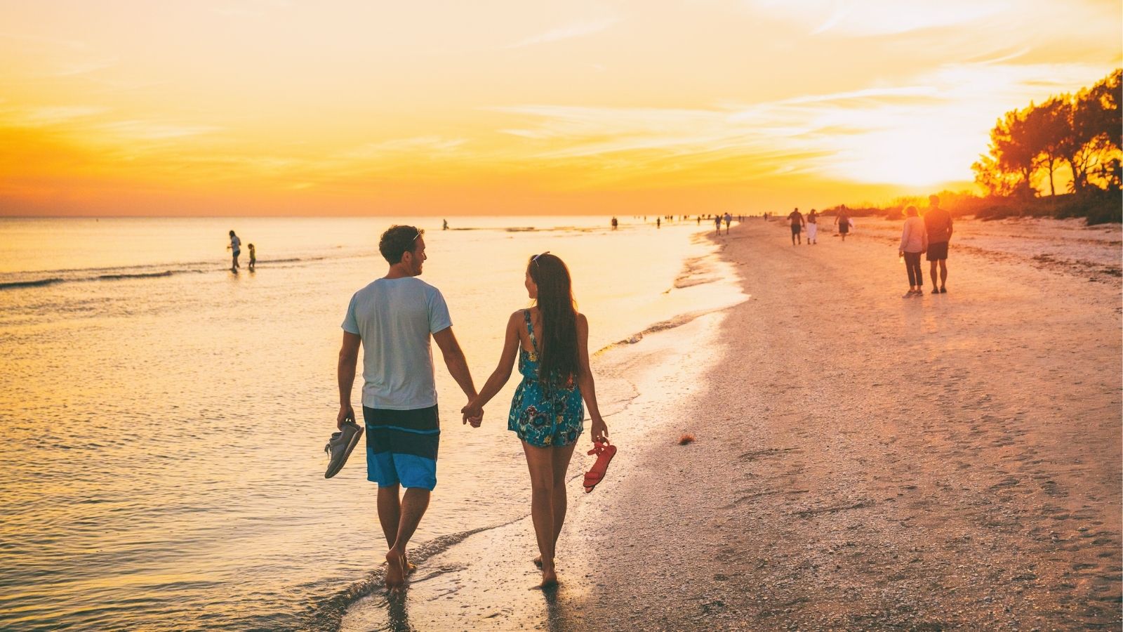 Couple walking together on one of their best family beach vacations (Photo: Shutterstock)