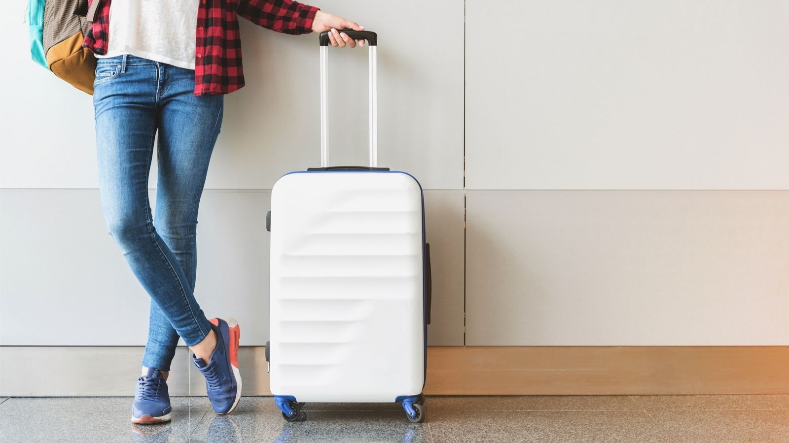 Woman with suitcase (Photo: Shutterstock)