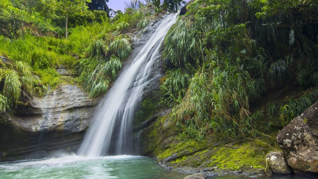A waterfall in Grenada (Photo: @lilianhoffman via Twenty20)