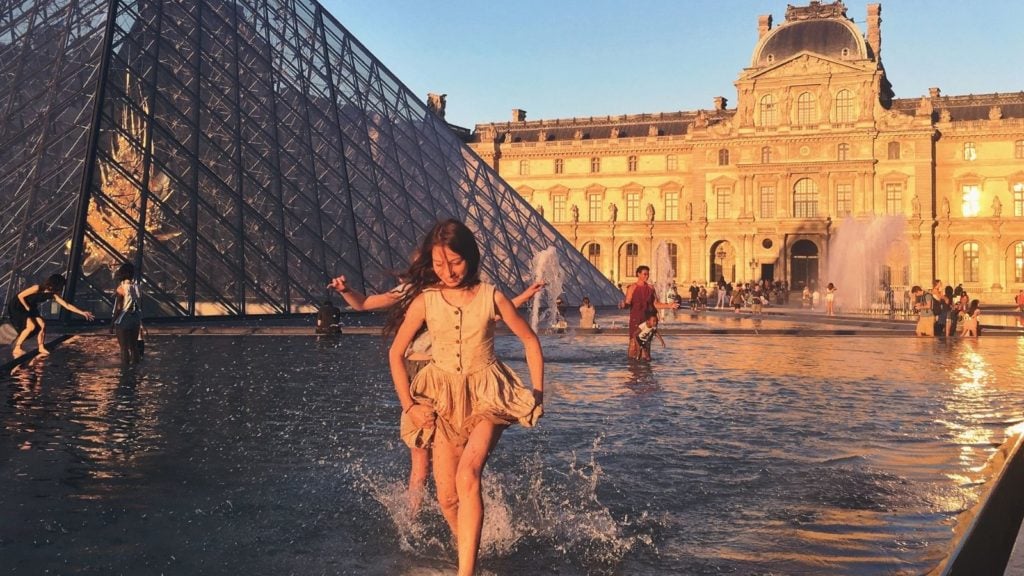 Kids splashing in the water outside the Louvre Museum in Paris (Photo: @margokobrina via Twenty20)