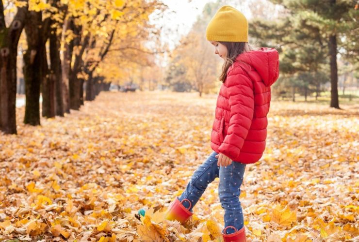 Girl walking through the autumn forest on a New England fall foliage vacation (Photo: @gor_tanya via Twenty20)