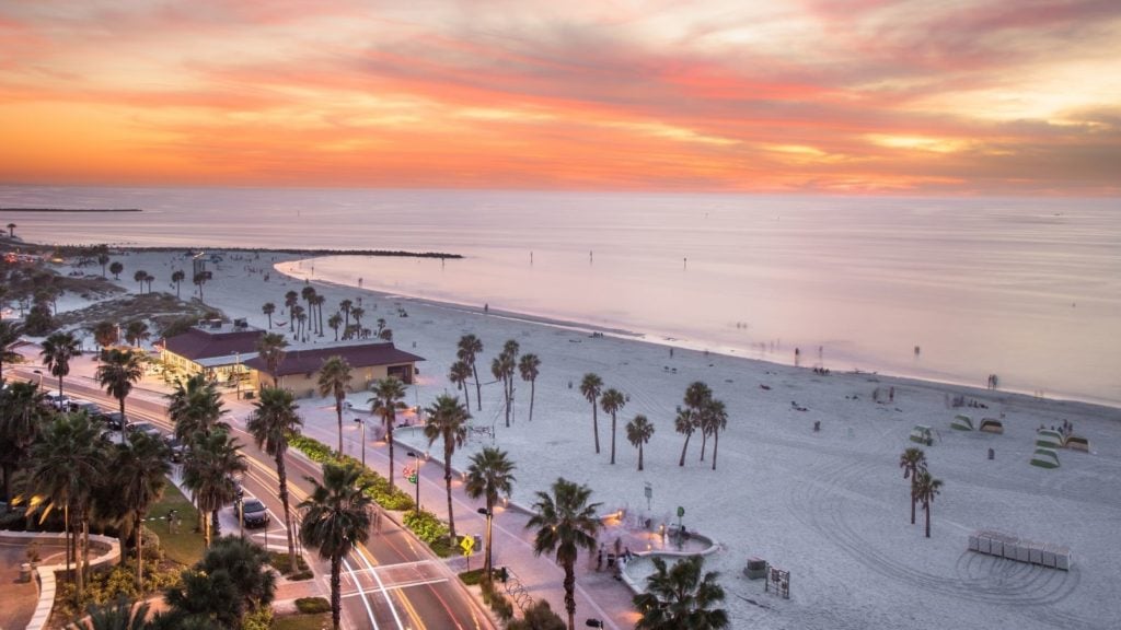Dermaga kuno dan kawasan pejalan kaki dengan jajaran pohon palem menjadikan Clearwater Beach salah satu liburan Pantai Timur terbaik di AS (Foto: Shutterstock)