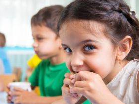 Children eating a snack (Photo: Shutterstock)