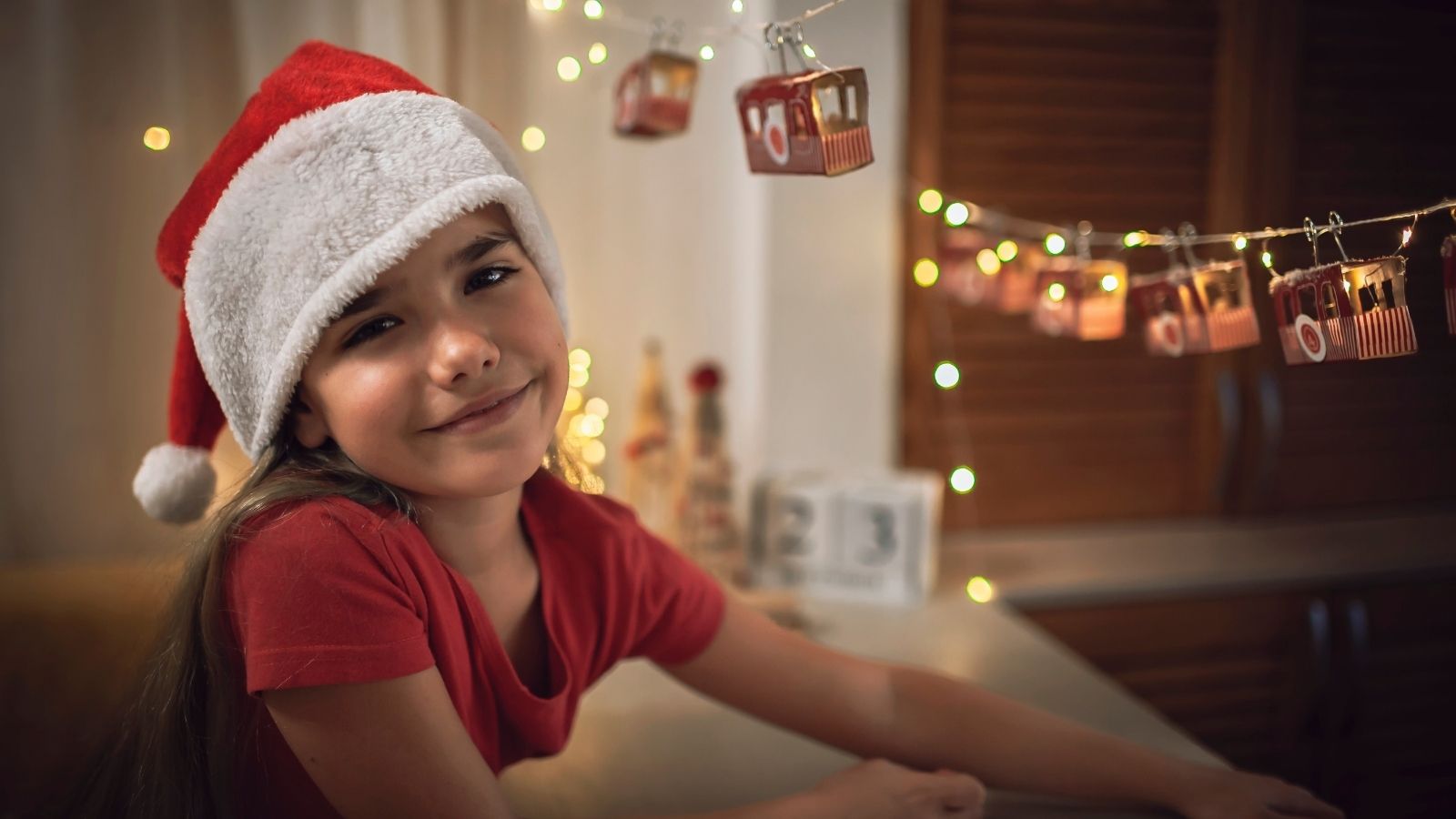 Happy child with homemade advent calendar (Photo: @photomasha_symchych via Twenty20)