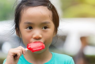 Child eating a popsicle (Photo: Shutterstock)