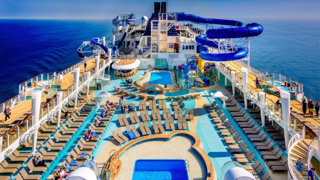 Teras kolam renang di Norwegian Bliss (Foto: Norwegian Cruise Line)