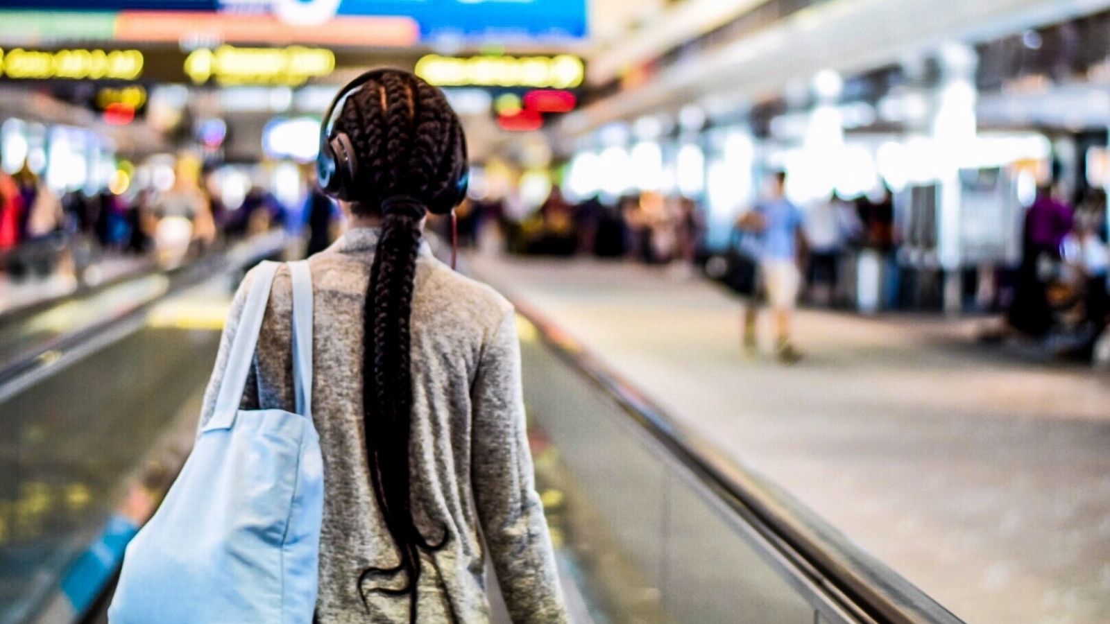 Female traveler in airport (Photo: @wilsonworxphotos via Twenty20)