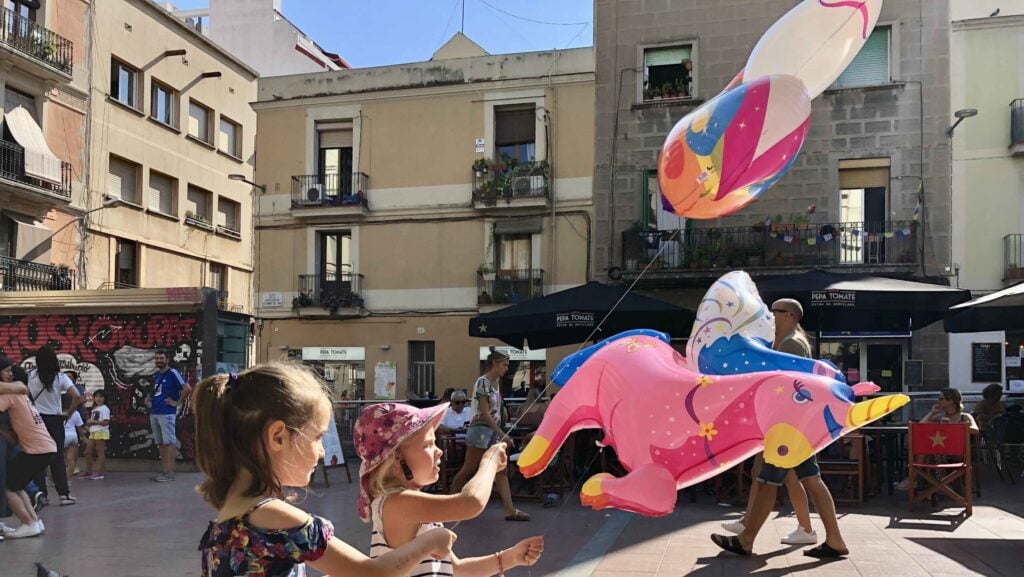 children holding balloons in Barcelona, Spain