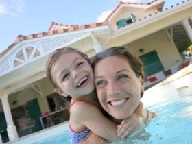 Mother and daughter in a swimming pool on vacation (Photo: Shutterstock)