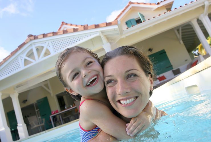 Mother and daughter in a swimming pool on vacation (Photo: Shutterstock)